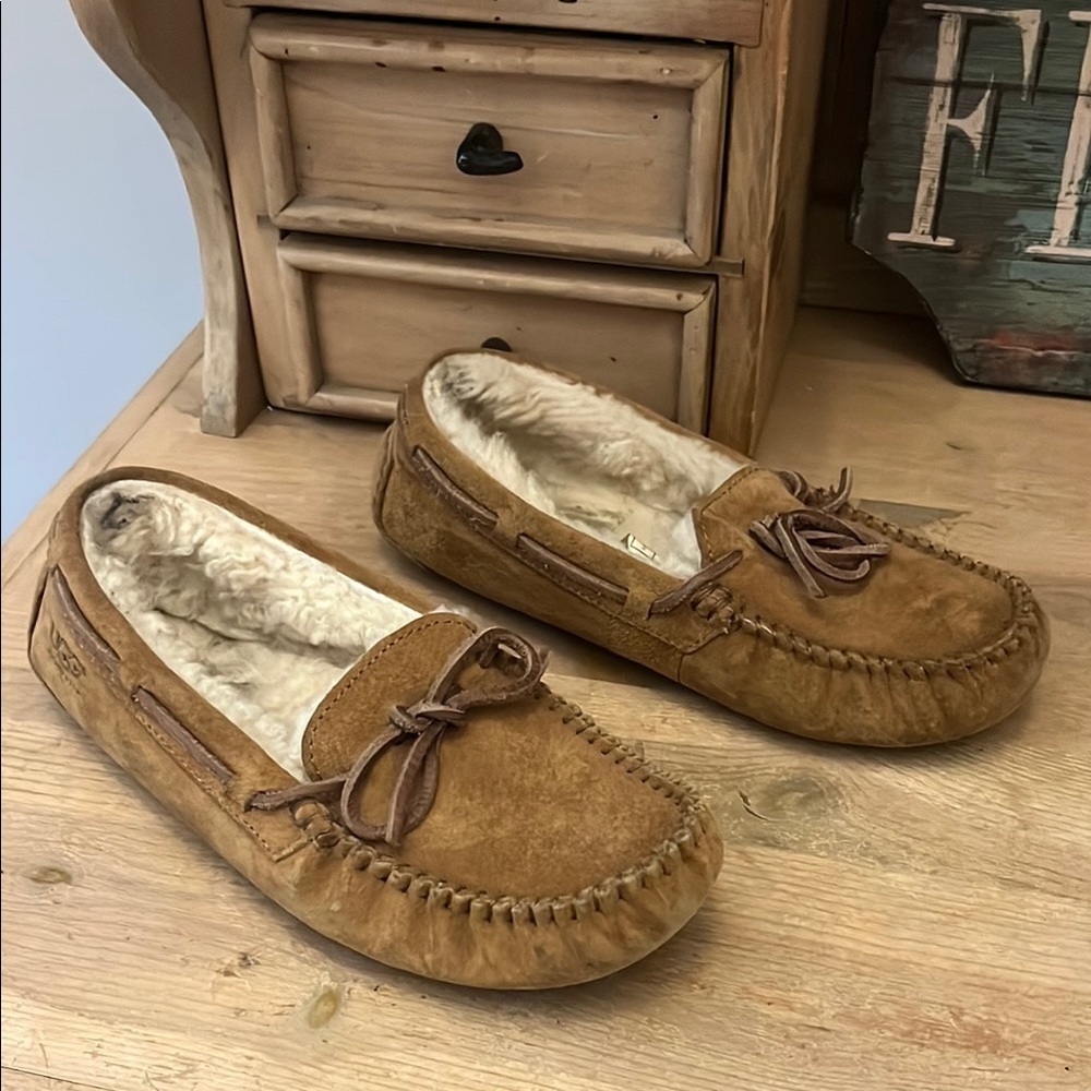 Ugg Dakota Suede Slippers Moccasins Chestnut 7 Leather Laces Water Resistant